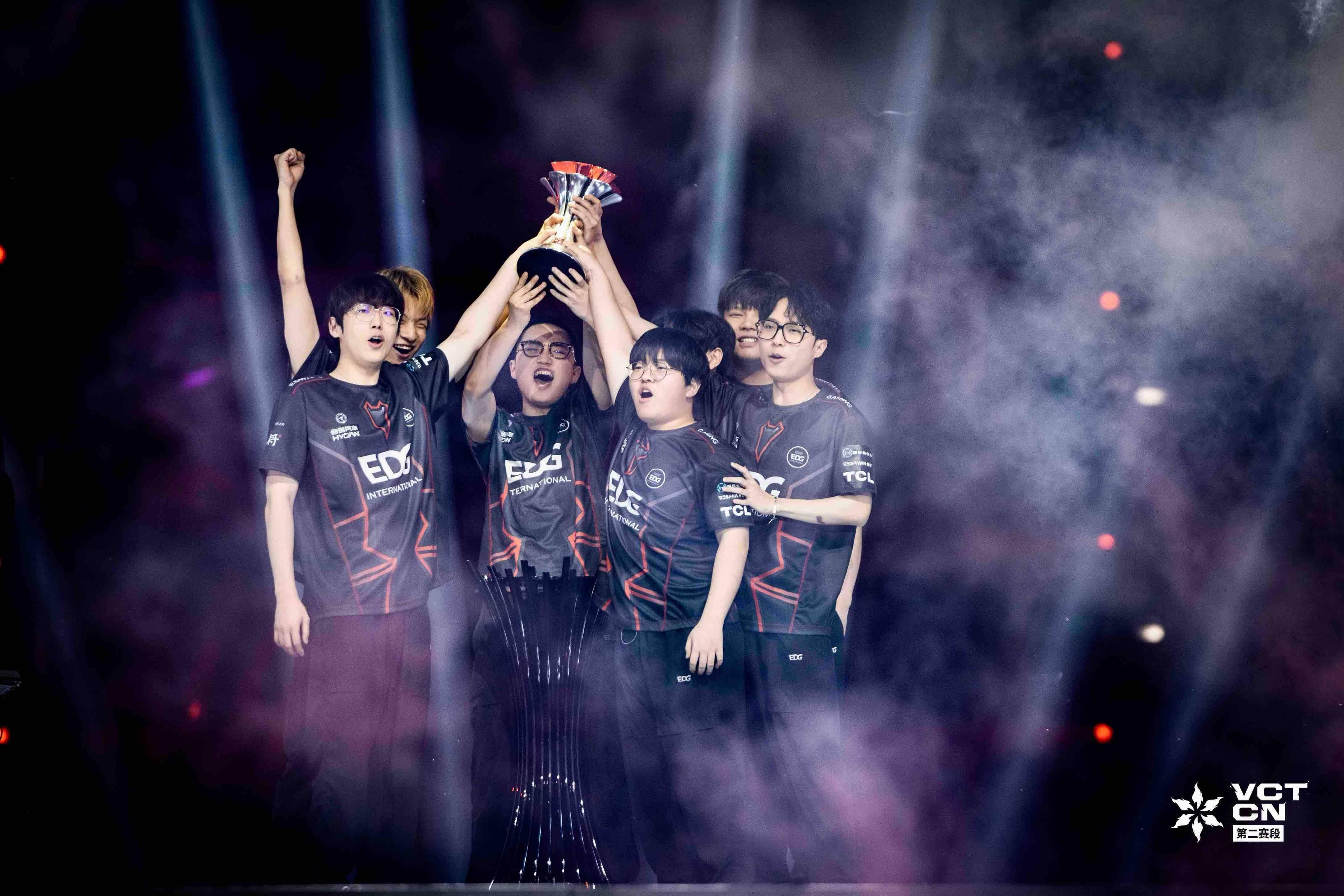 体育盛宴-蒂姆重要时刻重返赛场，FPX带队取胜！-体育盛宴